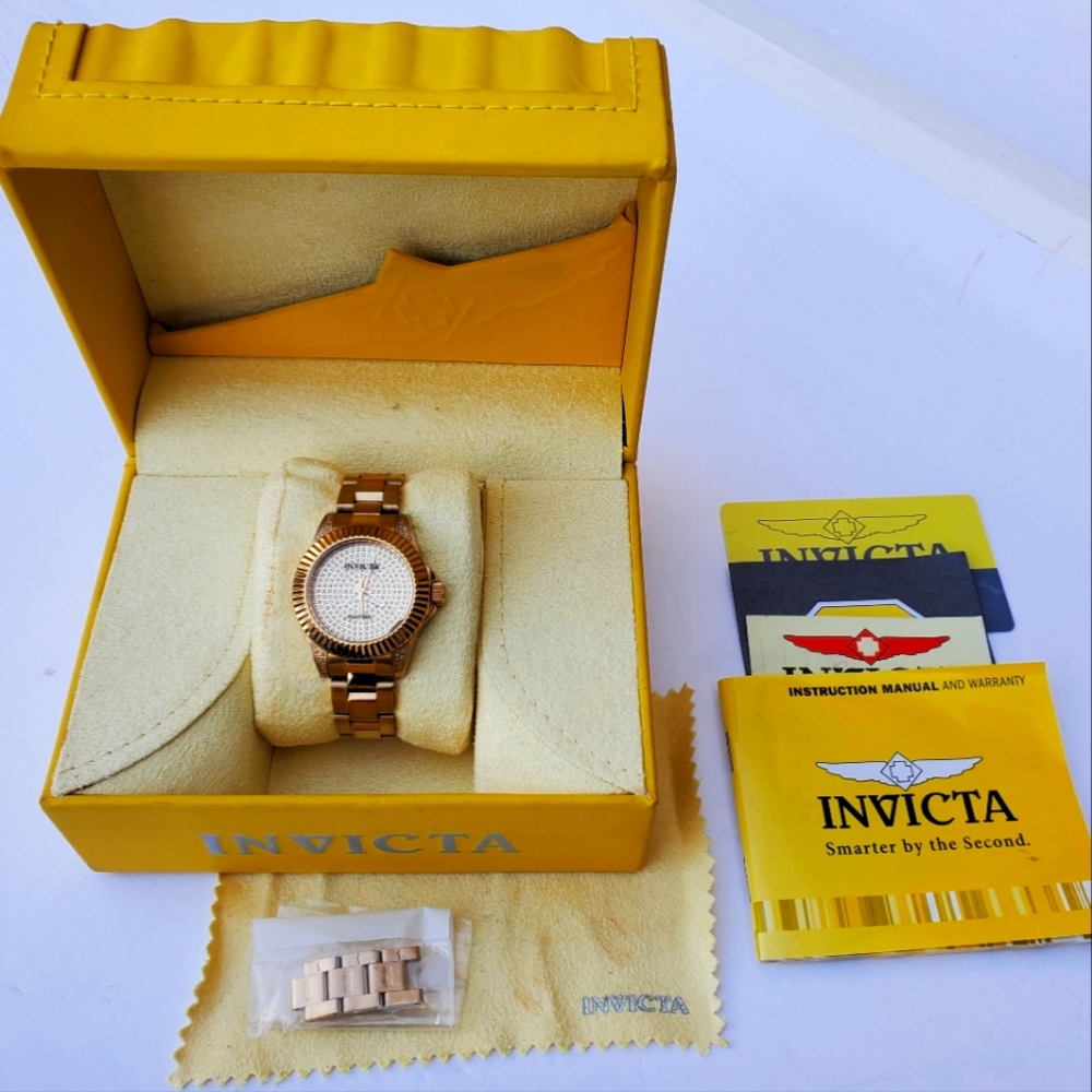 Authentic Invicta 0.95ctw Diamond Pave Womens Pro Diver Quartz Watch Model 14521